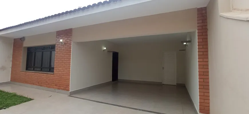 Foto 1 de Casa com 3 Quartos para alugar, 200m² em Jardim Maria Izabel, Marília