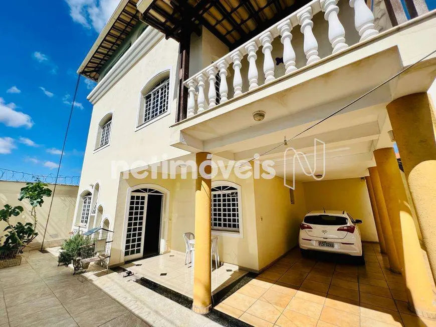 Foto 1 de Casa com 5 Quartos à venda, 235m² em Céu Azul, Belo Horizonte