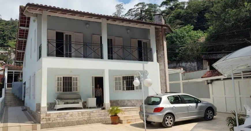 Foto 1 de Casa com 4 Quartos à venda, 300m² em Castelanea, Petrópolis