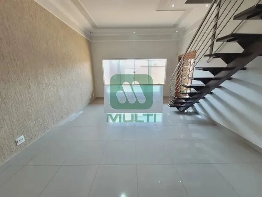 Foto 1 de Casa com 3 Quartos para alugar, 230m² em Jardim Patrícia, Uberlândia