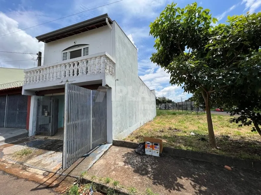 Foto 1 de Sobrado com 3 Quartos para venda ou aluguel, 125m² em Jardim Ricetti, São Carlos