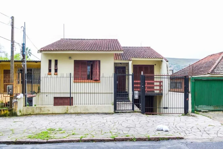 Foto 1 de Casa com 4 Quartos à venda, 149m² em Teresópolis, Porto Alegre