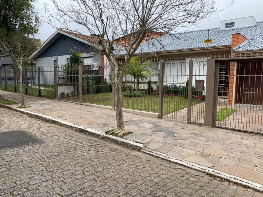 Foto 1 de Casa com 3 Quartos à venda, 247m² em Jardim Lindóia, Porto Alegre