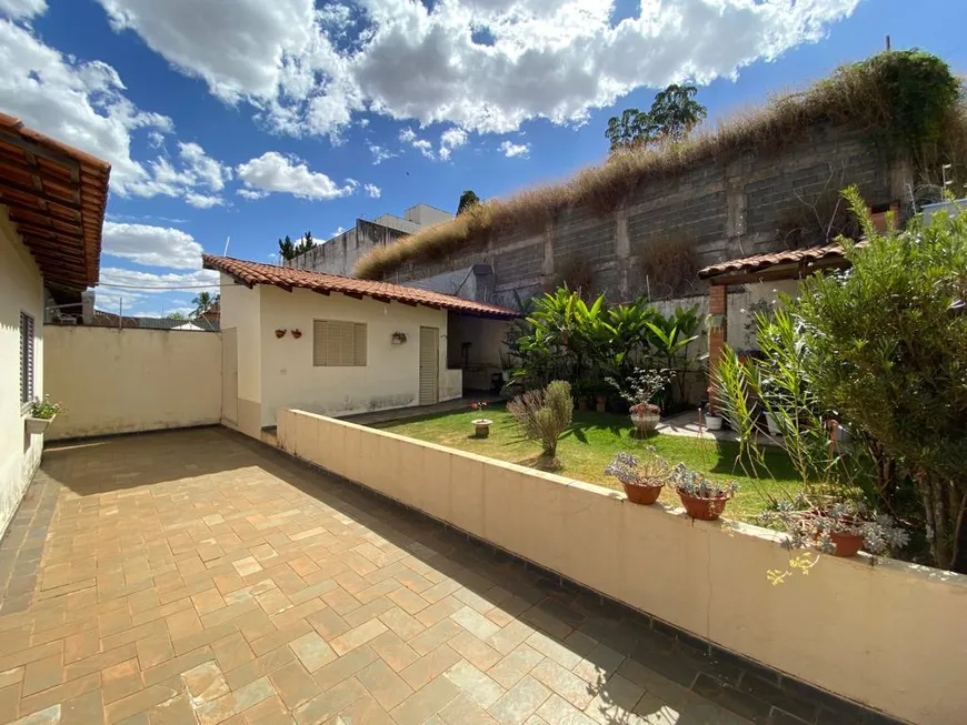 Foto 1 de Casa com 3 Quartos à venda, 230m² em Cidade Jardim, Uberlândia
