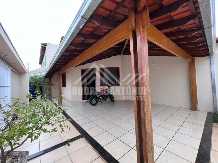 Foto 1 de Casa com 3 Quartos à venda, 247m² em Todos os Santos, Montes Claros