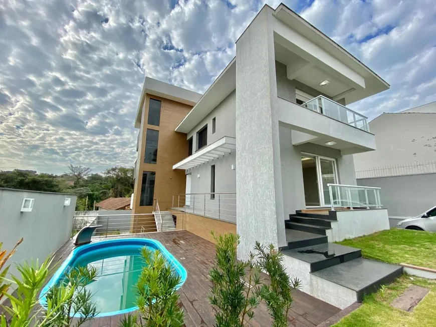 Foto 1 de Casa com 4 Quartos para alugar, 400m² em Espiríto Santo, Porto Alegre