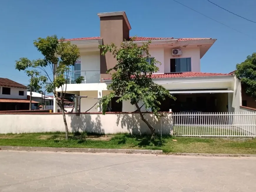 Foto 1 de Sobrado com 4 Quartos à venda, 180m² em , São Francisco do Sul