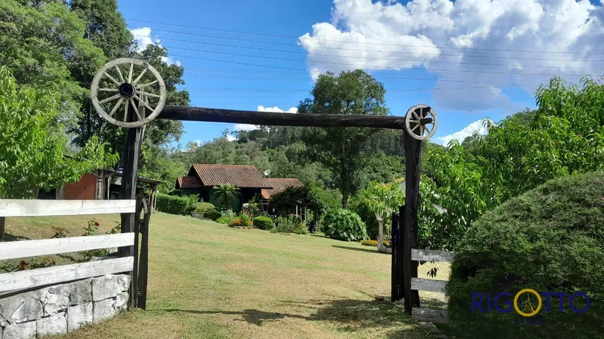 Foto 1 de Fazenda/Sítio com 3 Quartos à venda, 80m² em Galópolis, Caxias do Sul