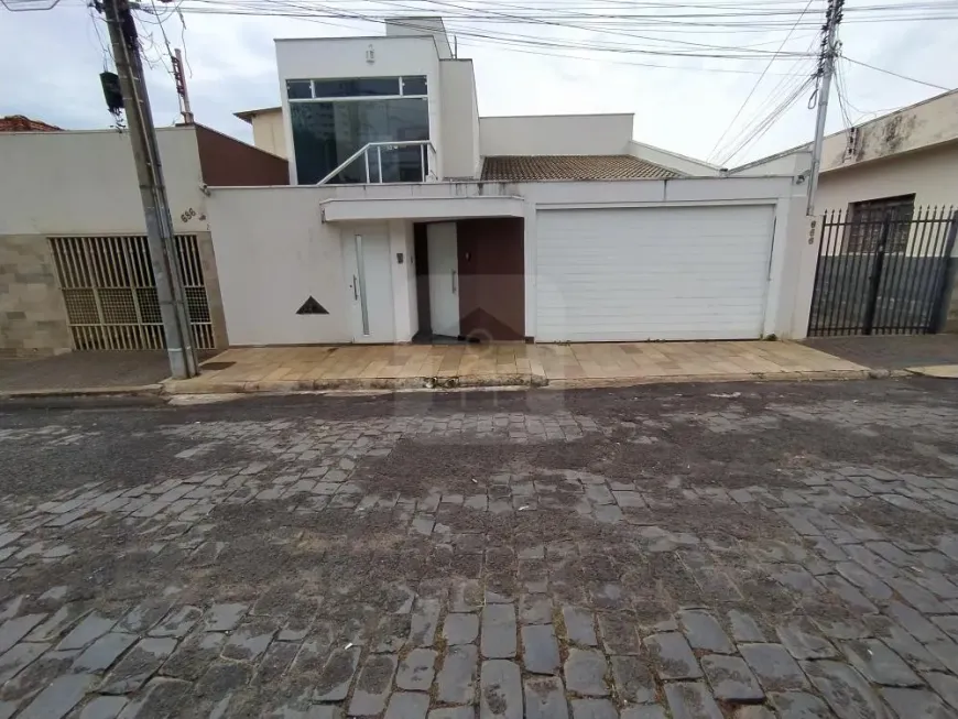 Foto 1 de Sobrado com 3 Quartos à venda, 300m² em Cazeca, Uberlândia