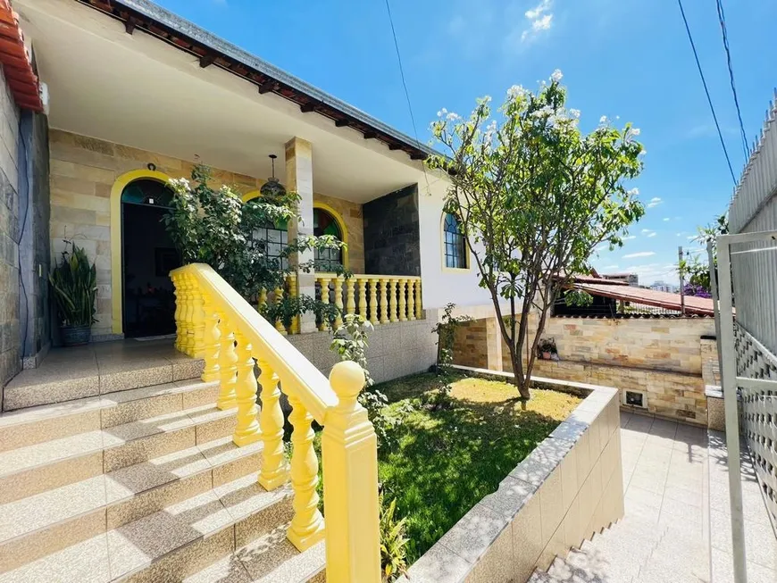 Foto 1 de Casa com 4 Quartos à venda, 227m² em Planalto, Belo Horizonte