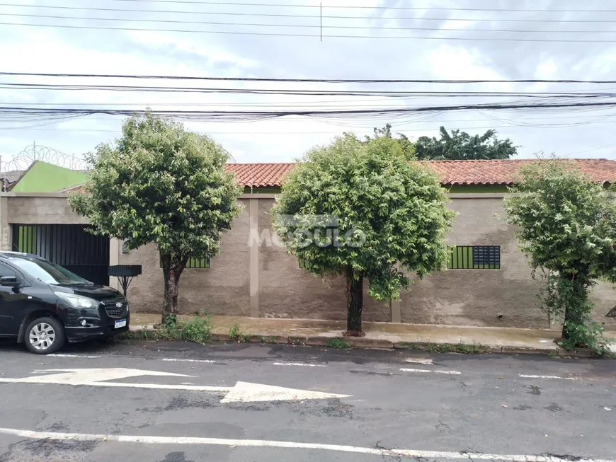 Foto 1 de Casa com 3 Quartos à venda, 200m² em Santa Mônica, Uberlândia