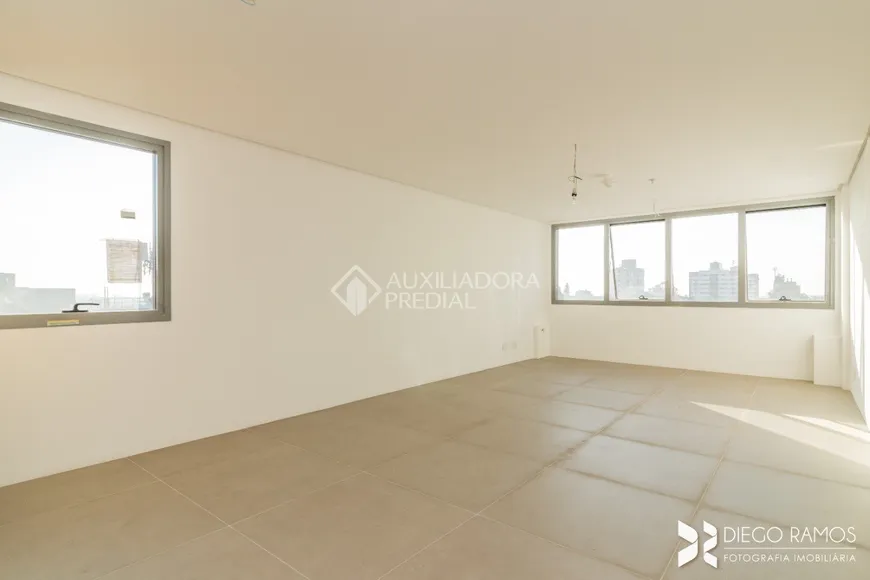 Foto 1 de Sala Comercial para alugar, 34m² em Passo da Areia, Porto Alegre