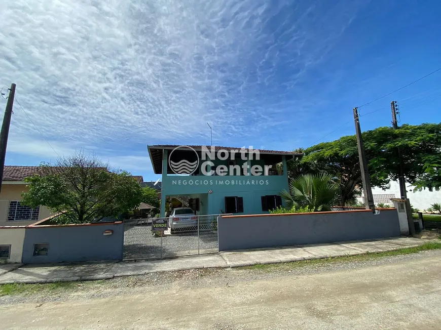 Foto 1 de Sobrado com 4 Quartos à venda, 210m² em Costeira, Balneário Barra do Sul