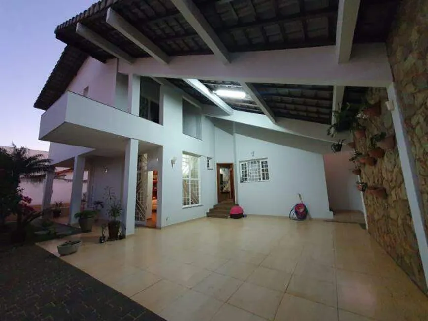 Foto 1 de Casa com 4 Quartos à venda, 377m² em Santa Mônica, Uberlândia