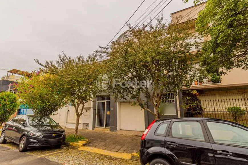 Foto 1 de Casa com 3 Quartos à venda, 230m² em Rio Branco, Porto Alegre