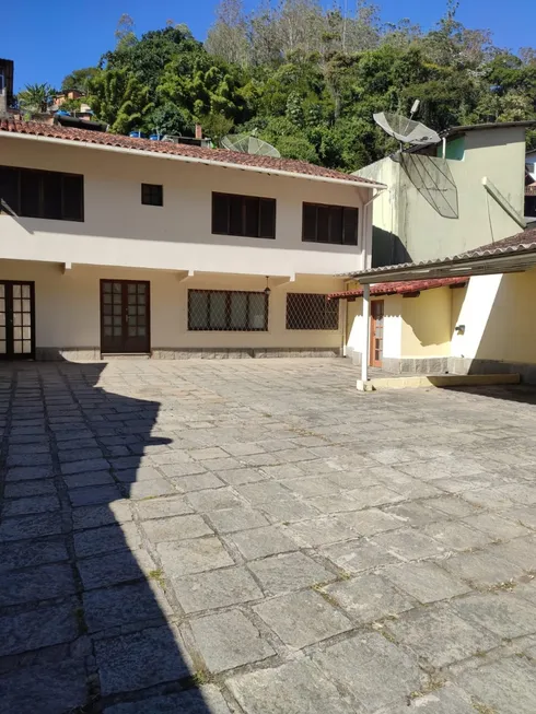 Foto 1 de Casa com 3 Quartos para alugar, 180m² em Barra do Imbuí, Teresópolis