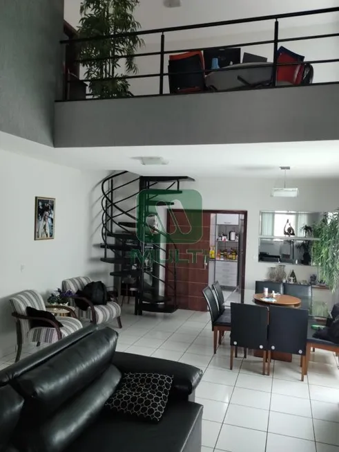 Foto 1 de Casa de Condomínio com 4 Quartos à venda, 275m² em Lagoinha, Uberlândia