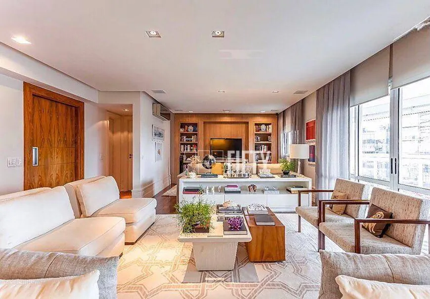 Foto 1 de Apartamento com 3 Quartos à venda, 202m² em Itaim Bibi, São Paulo