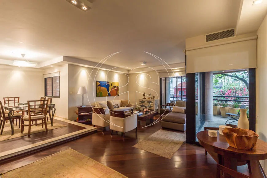 Foto 1 de Apartamento com 3 Quartos à venda, 220m² em Moema, São Paulo