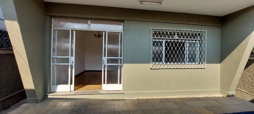 Foto 1 de Casa com 3 Quartos à venda, 200m² em Caiçara Adeláide, Belo Horizonte