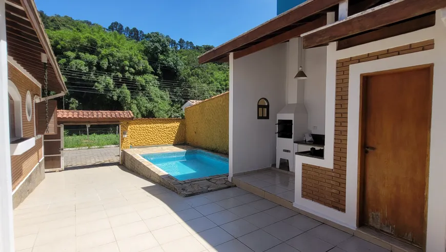 Foto 1 de Casa com 3 Quartos à venda, 122m² em Residencial Village Serrano, São Bento do Sapucaí