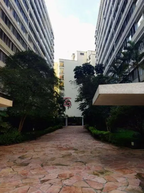 Foto 1 de Apartamento com 3 Quartos à venda, 180m² em Higienópolis, São Paulo