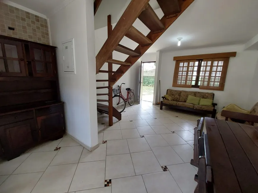 Foto 1 de Casa de Condomínio com 2 Quartos para alugar, 68m² em Martim de Sa, Caraguatatuba