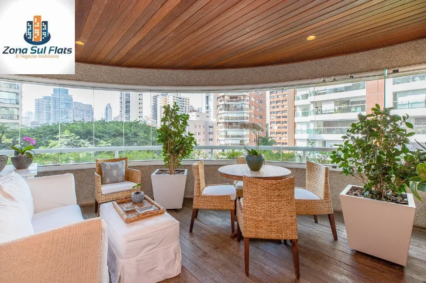 Foto 1 de Apartamento com 3 Quartos à venda, 243m² em Vila Uberabinha, São Paulo