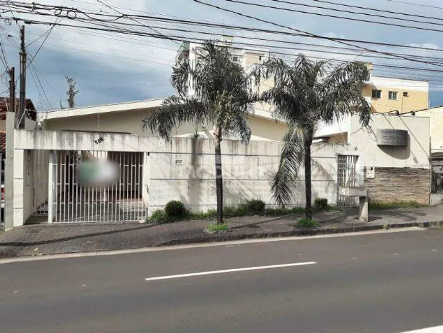 Foto 1 de Imóvel Comercial com 3 Quartos para alugar, 190m² em Santa Mônica, Uberlândia