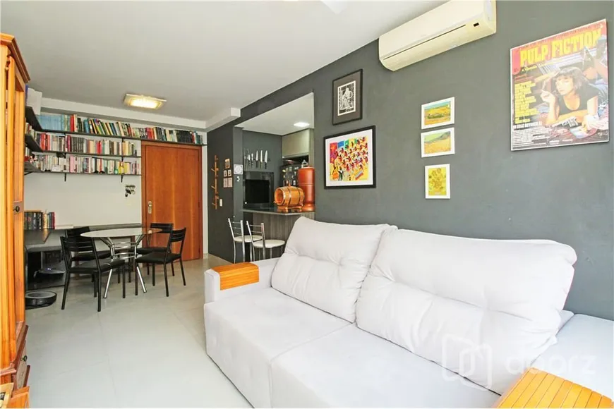 Foto 1 de Apartamento com 2 Quartos à venda, 58m² em Medianeira, Porto Alegre