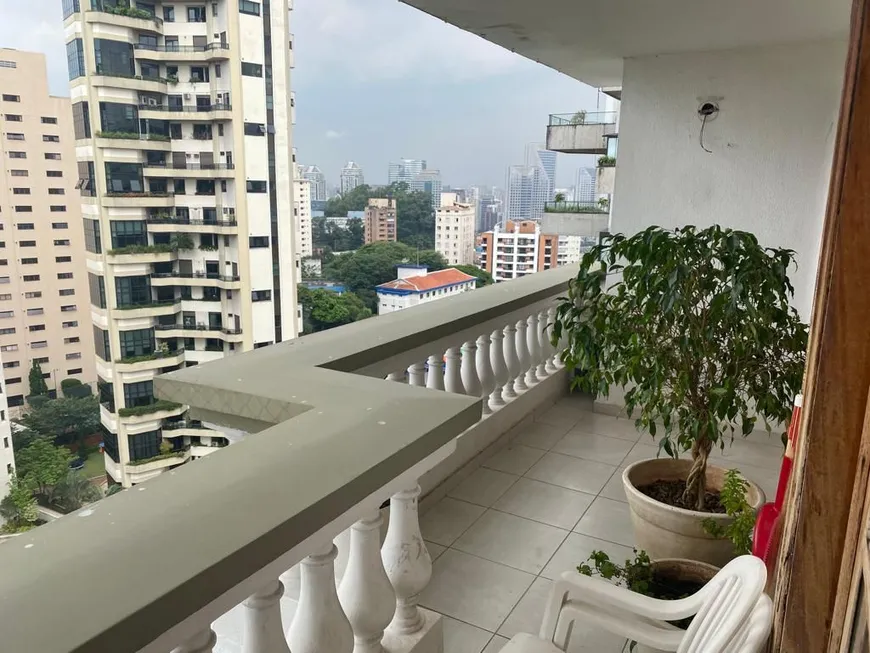 Foto 1 de Apartamento com 3 Quartos à venda, 200m² em Real Parque, São Paulo