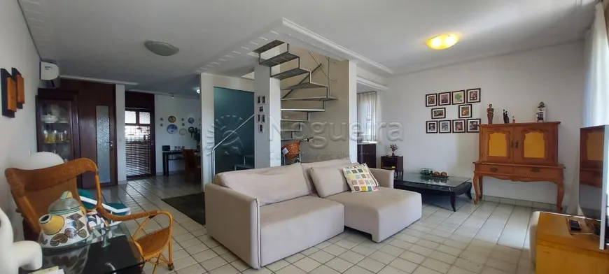 Foto 1 de Apartamento com 4 Quartos à venda, 215m² em Casa Amarela, Recife