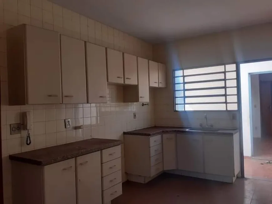 Foto 1 de Sobrado com 4 Quartos à venda, 186m² em Centro, Araraquara