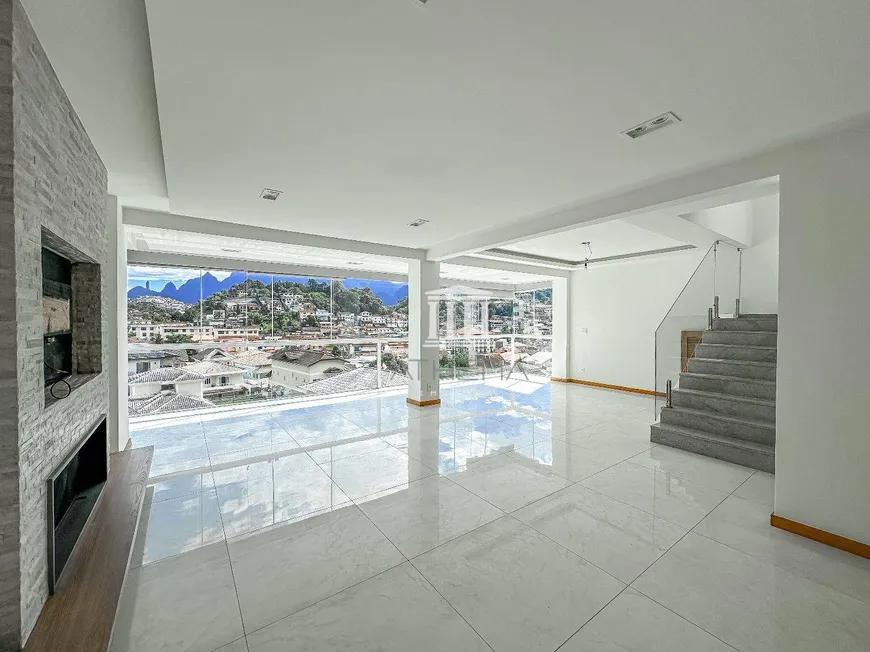 Foto 1 de Casa de Condomínio com 3 Quartos à venda, 220m² em Tijuca, Teresópolis
