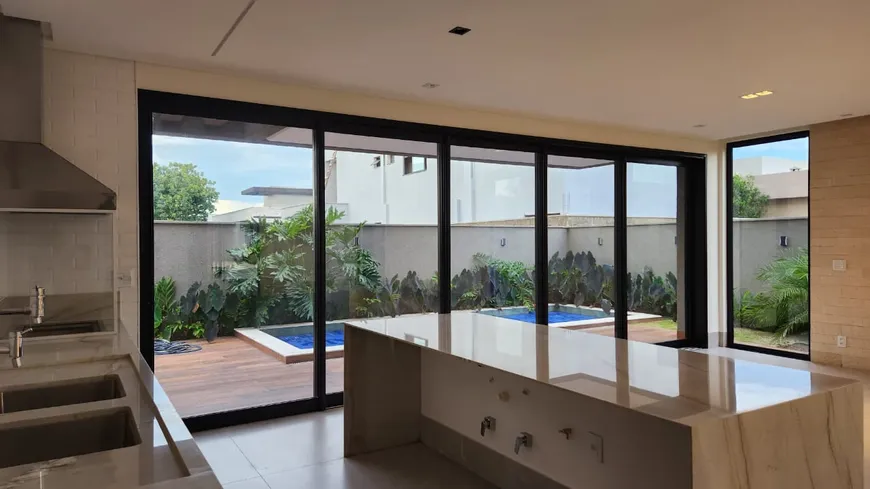 Foto 1 de Casa de Condomínio com 4 Quartos à venda, 295m² em PORTAL DO SOL GREEN, Goiânia