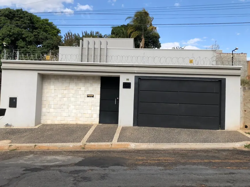 Foto 1 de Casa com 3 Quartos à venda, 186m² em Estancia dos Buritis, Caldas Novas