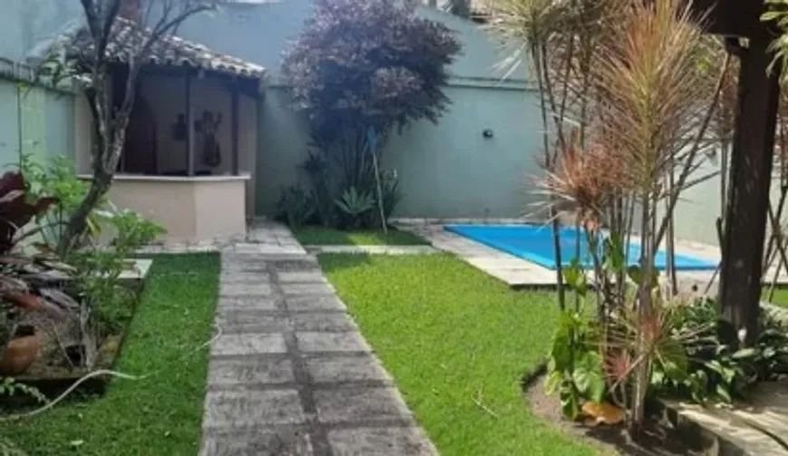 Foto 1 de Casa com 4 Quartos para venda ou aluguel, 340m² em Barra da Tijuca, Rio de Janeiro