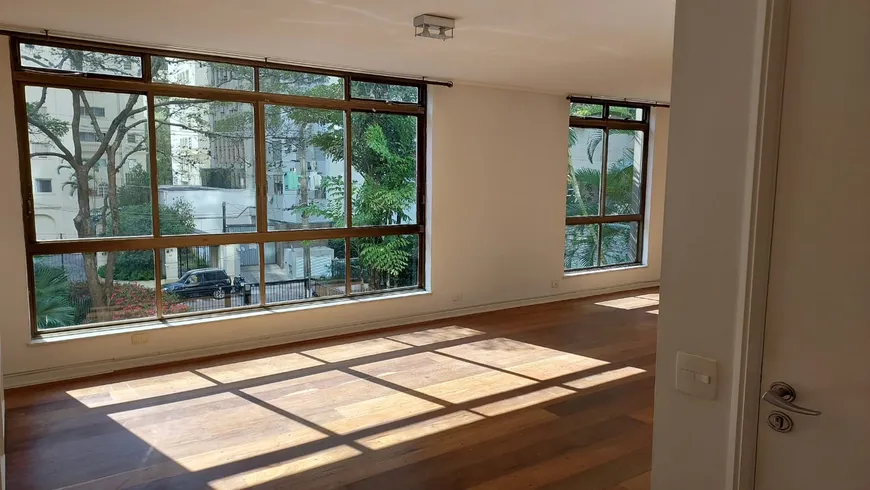 Foto 1 de Apartamento com 3 Quartos para alugar, 190m² em Jardim Europa, São Paulo