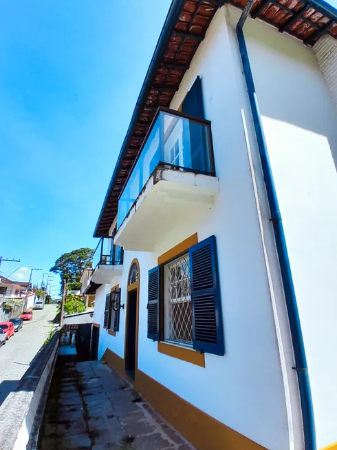 Foto 1 de Casa com 5 Quartos à venda, 323m² em Valparaiso, Petrópolis