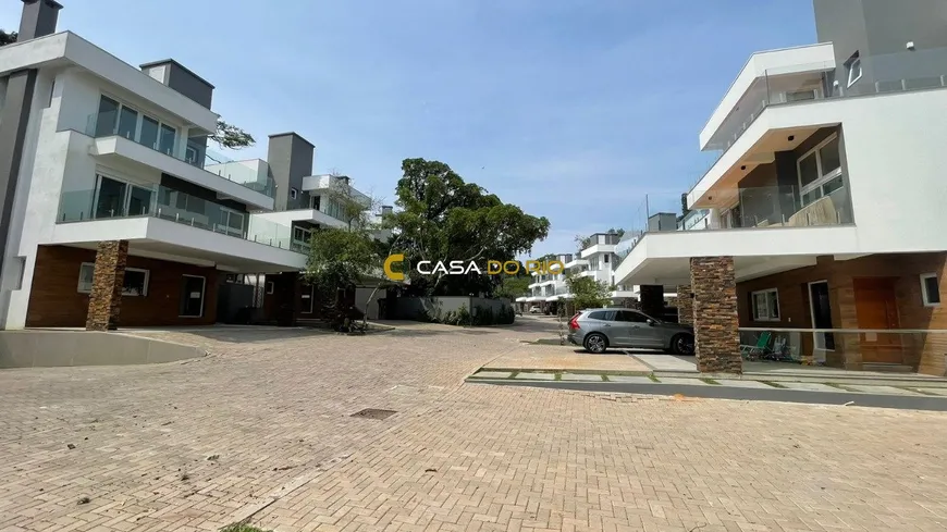 Foto 1 de Casa de Condomínio com 3 Quartos à venda, 336m² em Pedra Redonda, Porto Alegre