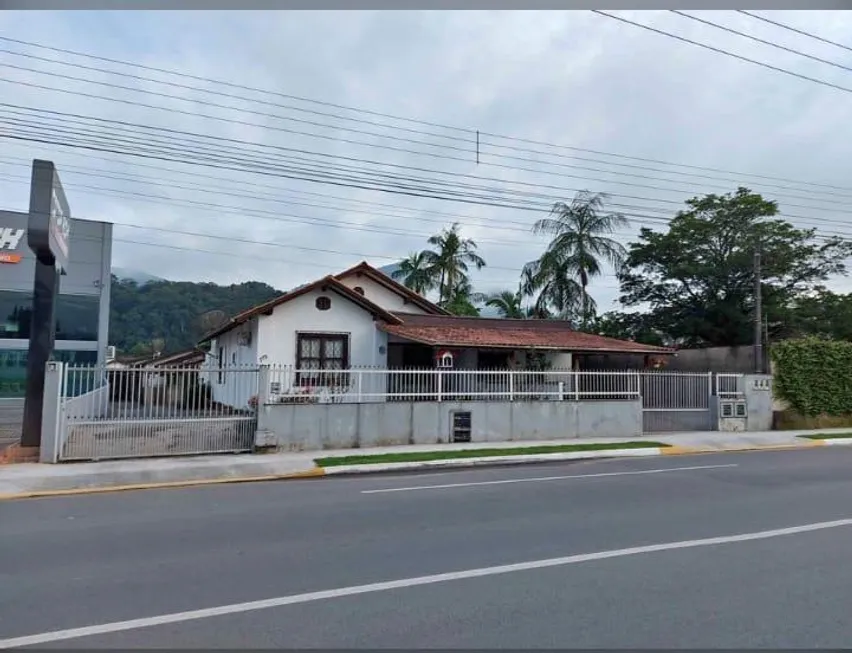 Foto 1 de Lote/Terreno à venda, 915m² em Centro, Guaramirim