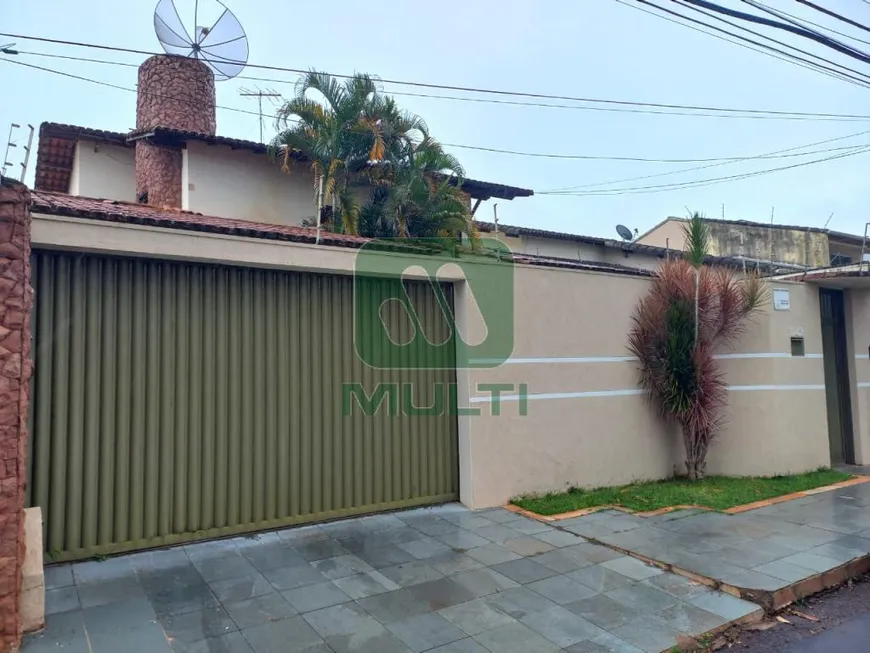 Foto 1 de Casa com 3 Quartos para alugar, 234m² em Cidade Jardim, Uberlândia