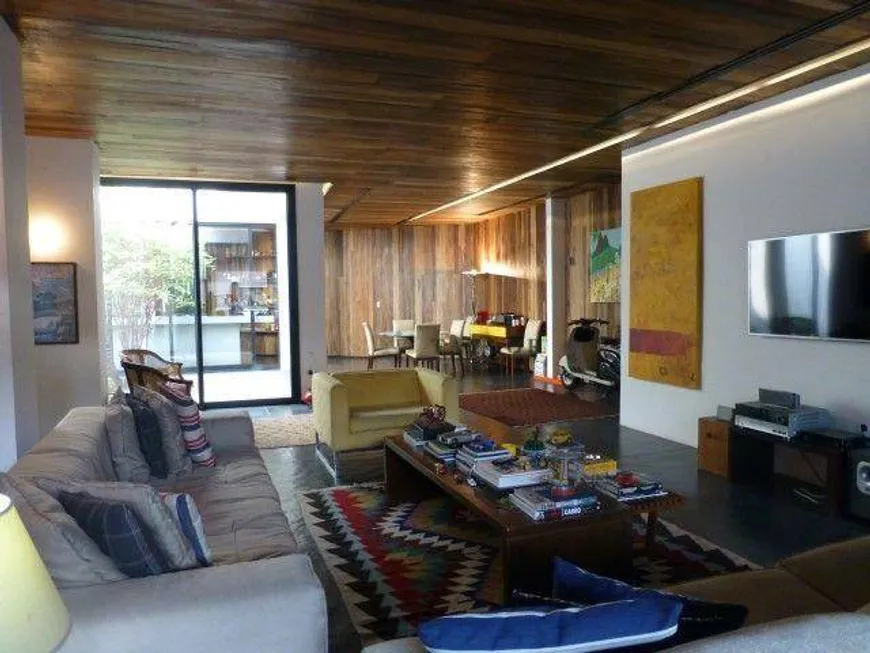 Foto 1 de Casa com 3 Quartos para alugar, 290m² em Jardim Europa, São Paulo