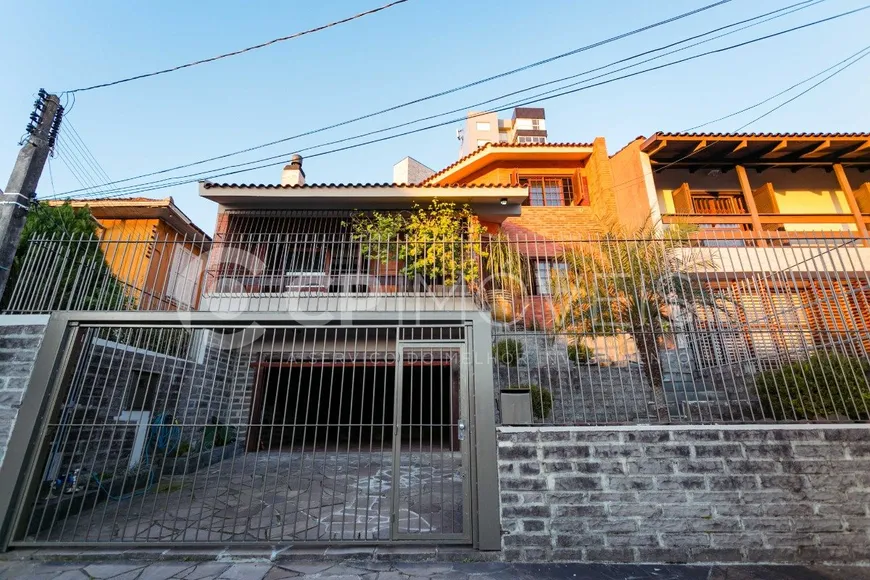 Foto 1 de Sobrado com 4 Quartos à venda, 350m² em Jardim São Pedro, Porto Alegre