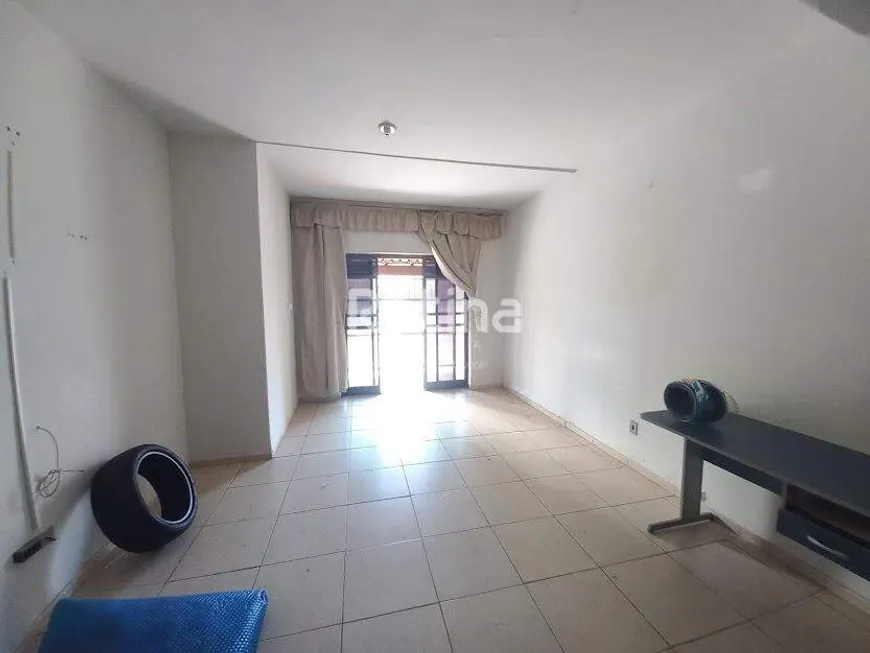 Foto 1 de Casa com 3 Quartos para alugar, 150m² em Saraiva, Uberlândia