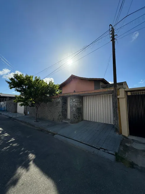 Foto 1 de Casa com 3 Quartos à venda, 300m² em Montese, Fortaleza