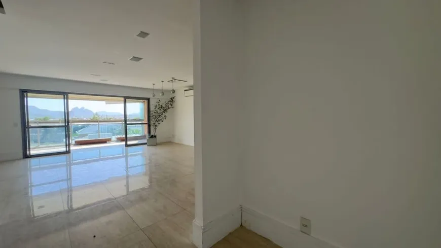 Foto 1 de Apartamento com 4 Quartos para venda ou aluguel, 233m² em Barra da Tijuca, Rio de Janeiro