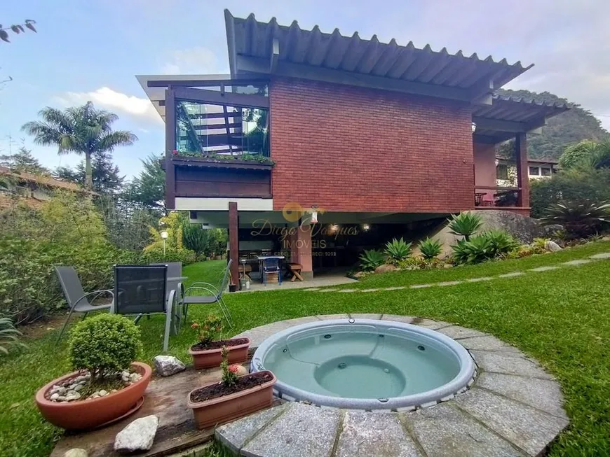 Foto 1 de Casa de Condomínio com 4 Quartos à venda, 570m² em Granja Guarani, Teresópolis