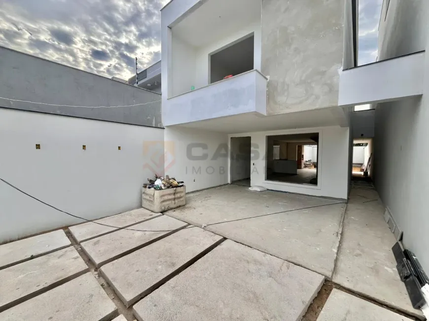 Foto 1 de Sobrado com 3 Quartos à venda, 180m² em Morada de Laranjeiras, Serra