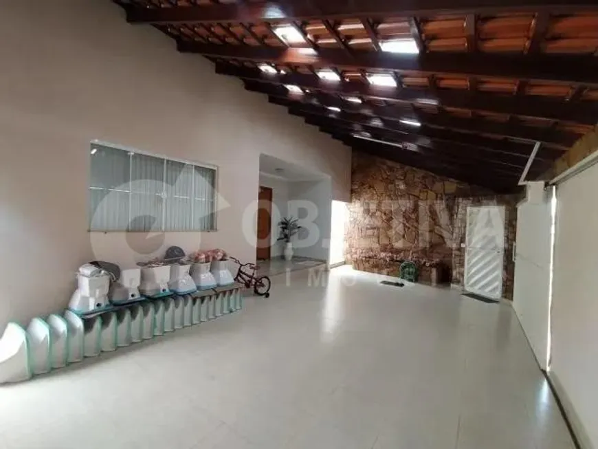 Foto 1 de Casa com 5 Quartos à venda, 300m² em Santa Mônica, Uberlândia